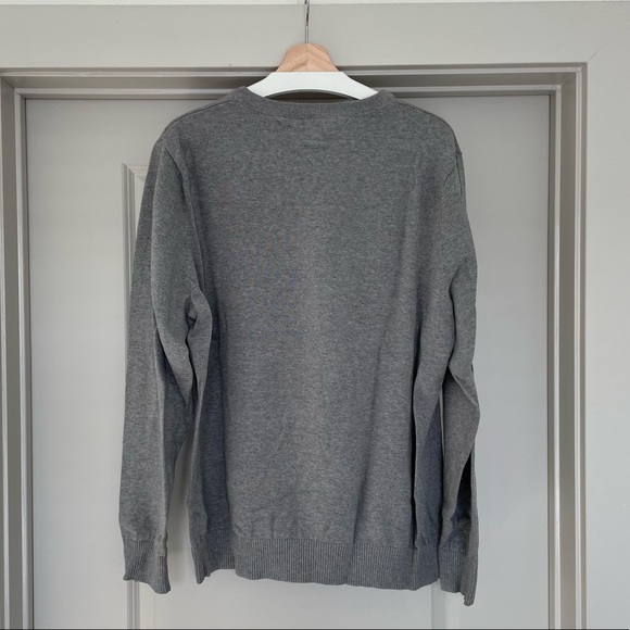 Tommy Hilfiger Men’s V Neck Sweater - XXL Gray Great Condition! Size 2XL - Picture 2 of 3